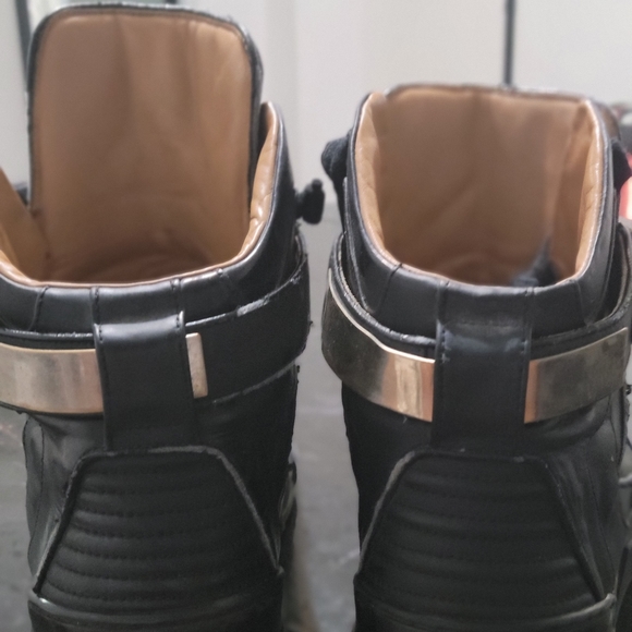 Givenchy - Picture 5 of 6